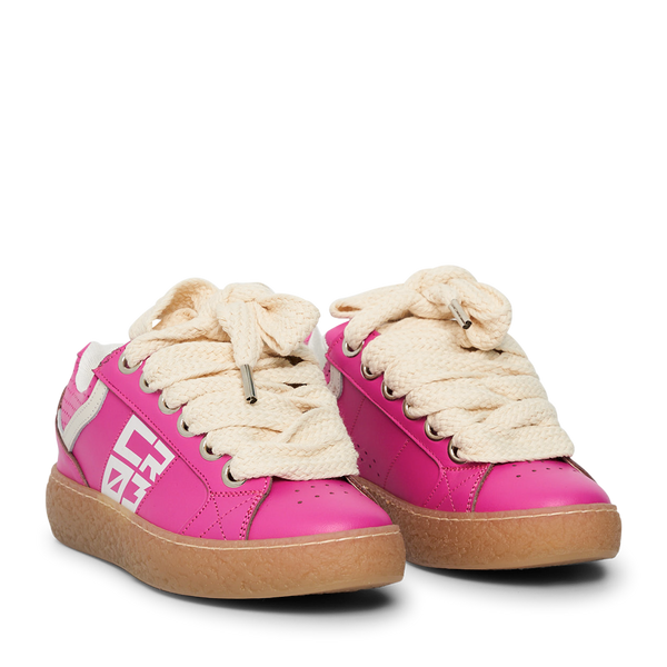 Tizio in pelle fuxia